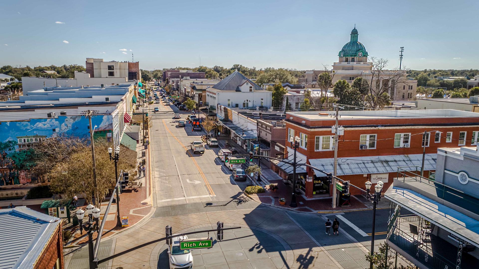 Find yourself only 3 miles away from the historic, downtown Deland, where you can enjoy food, shopping and fun.