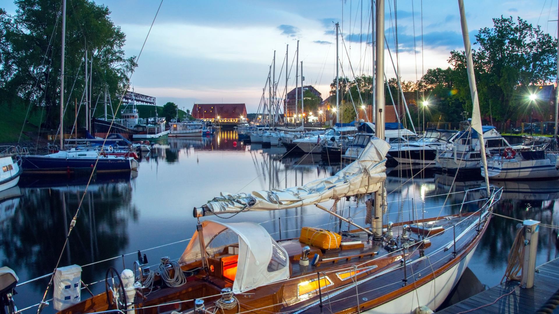 Spend an afternoon with friends at Freedom Boat Club - minutes from your new home.