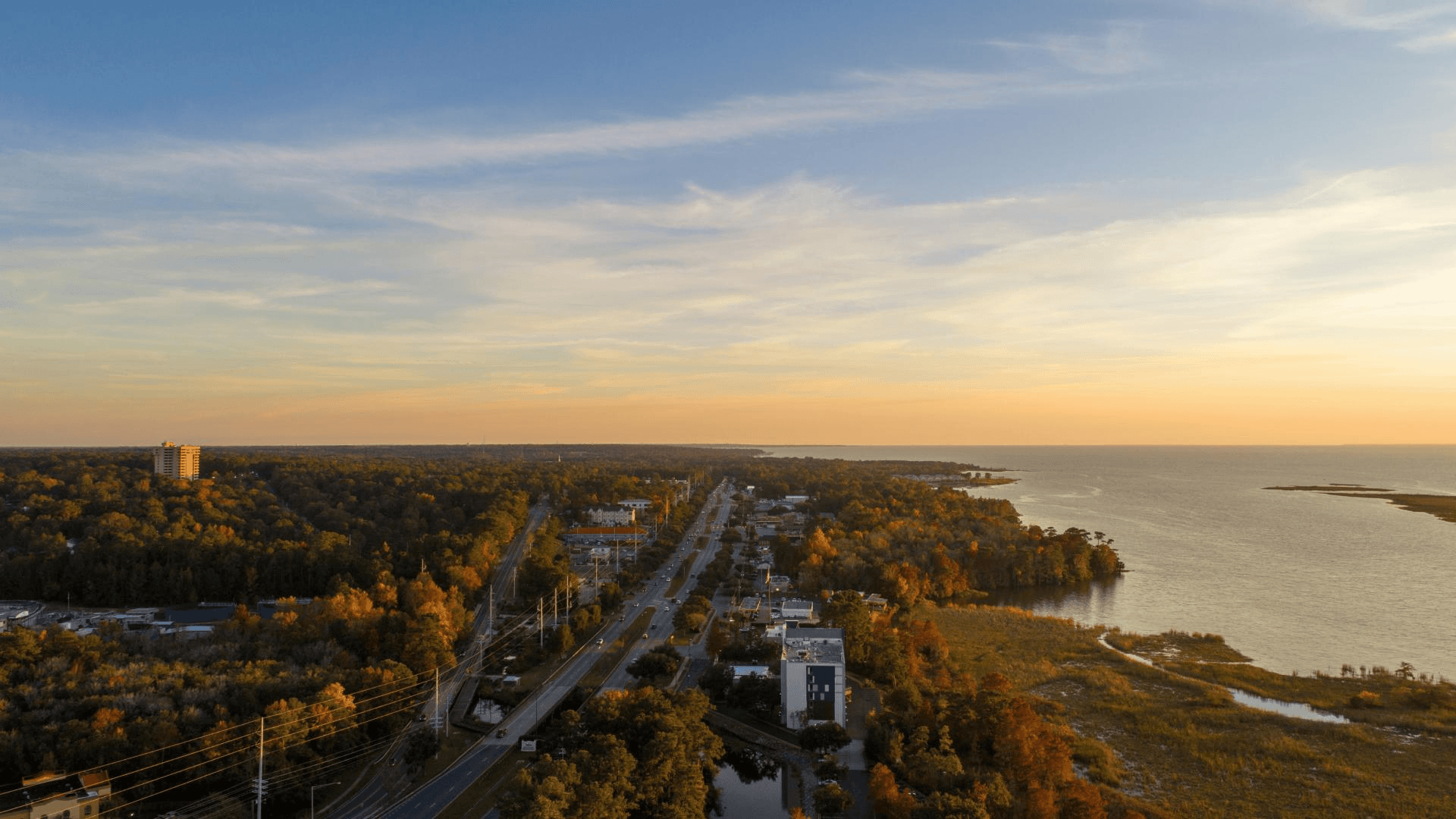 Traveling to and from home is easy, being located near Fairhope/Spanish Fort &amp; Silverhill Mobile Bay allows for easy access to US-98 and ST-181.