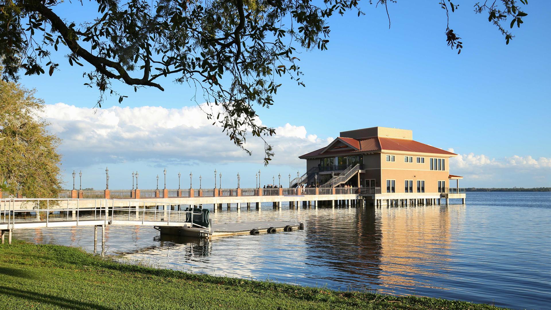 Pack up a picnic at Tavares Pavilion on the Lake.