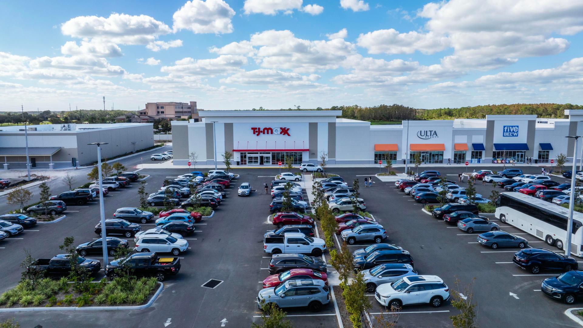 Running errands is a breeze with Poinciana Lakes Plaza 15 minutes from home.