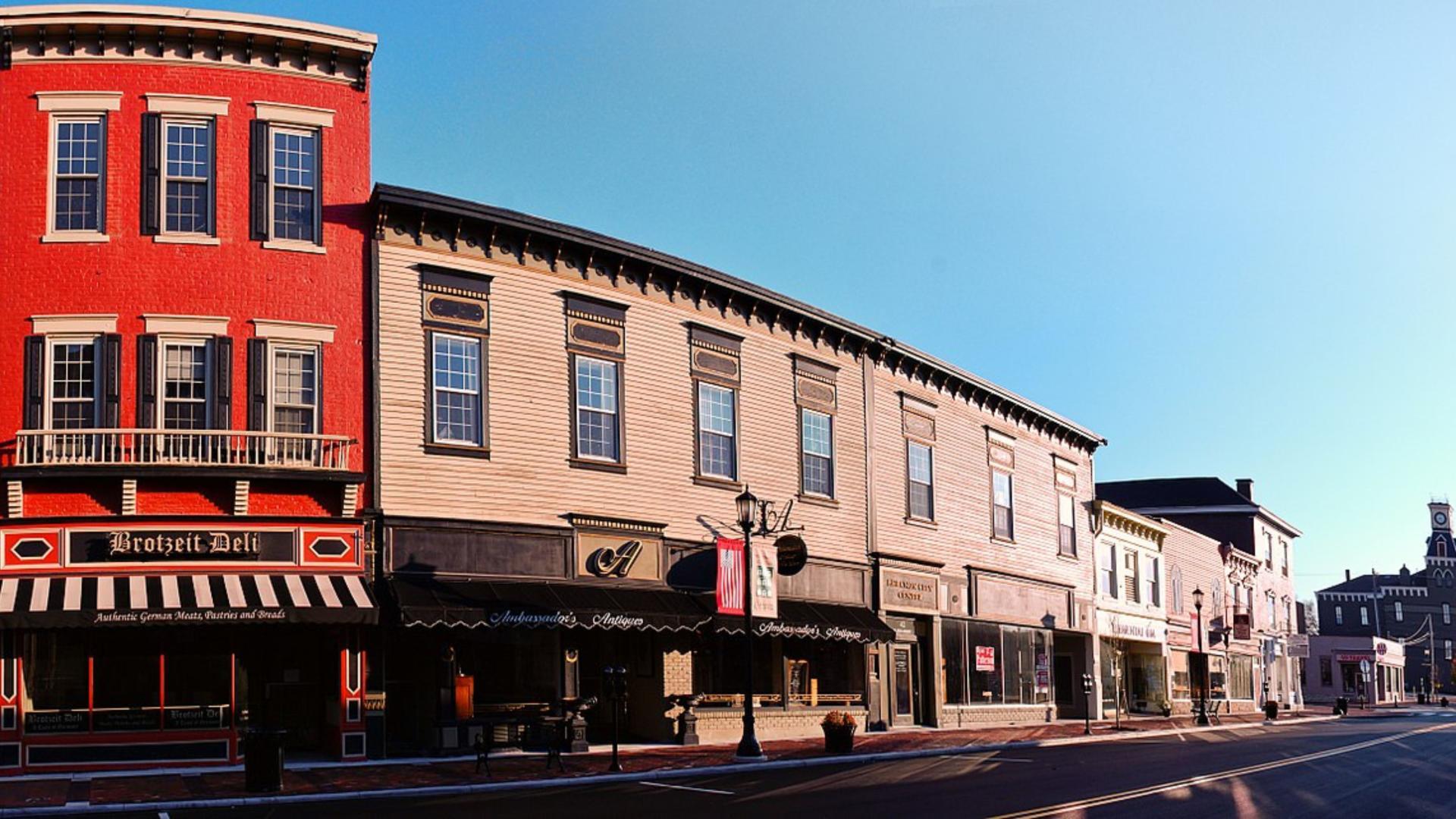 Spend the day exploring, shopping, and eating in Historic Downtown Lebanon.