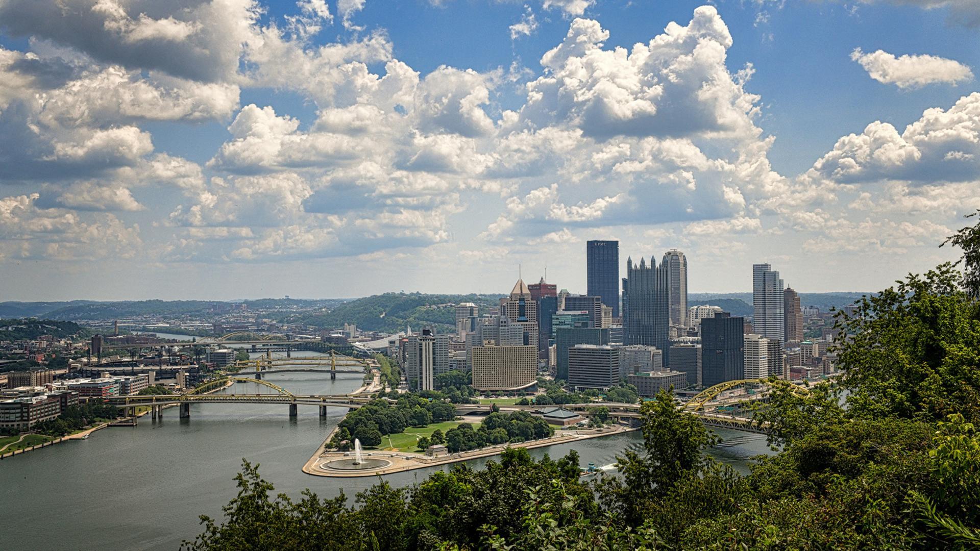 1 minute from I-376 - head into town for work, a game or a show at the Benedum.