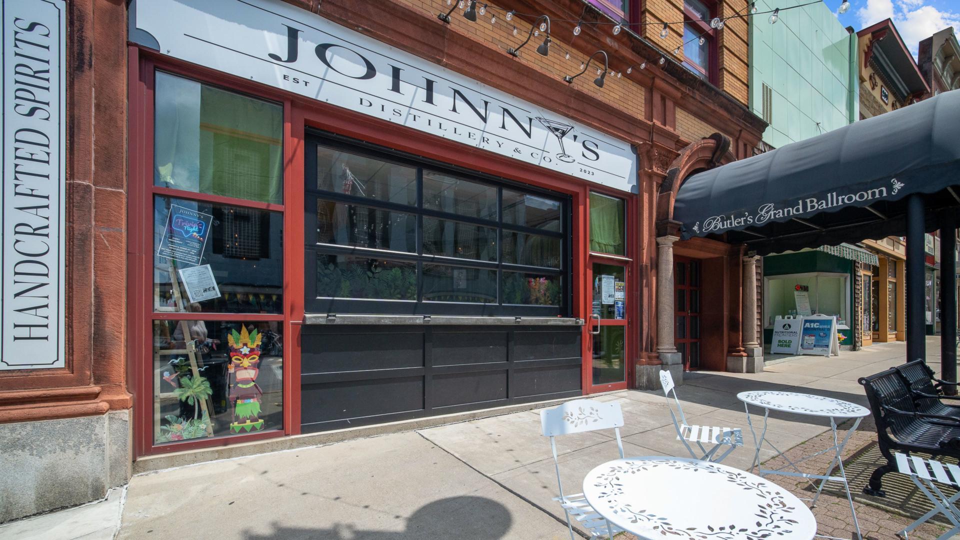 Dine with friends on S. Main Street at Johnny’s Distillery or Butler Brew Works—cheers!