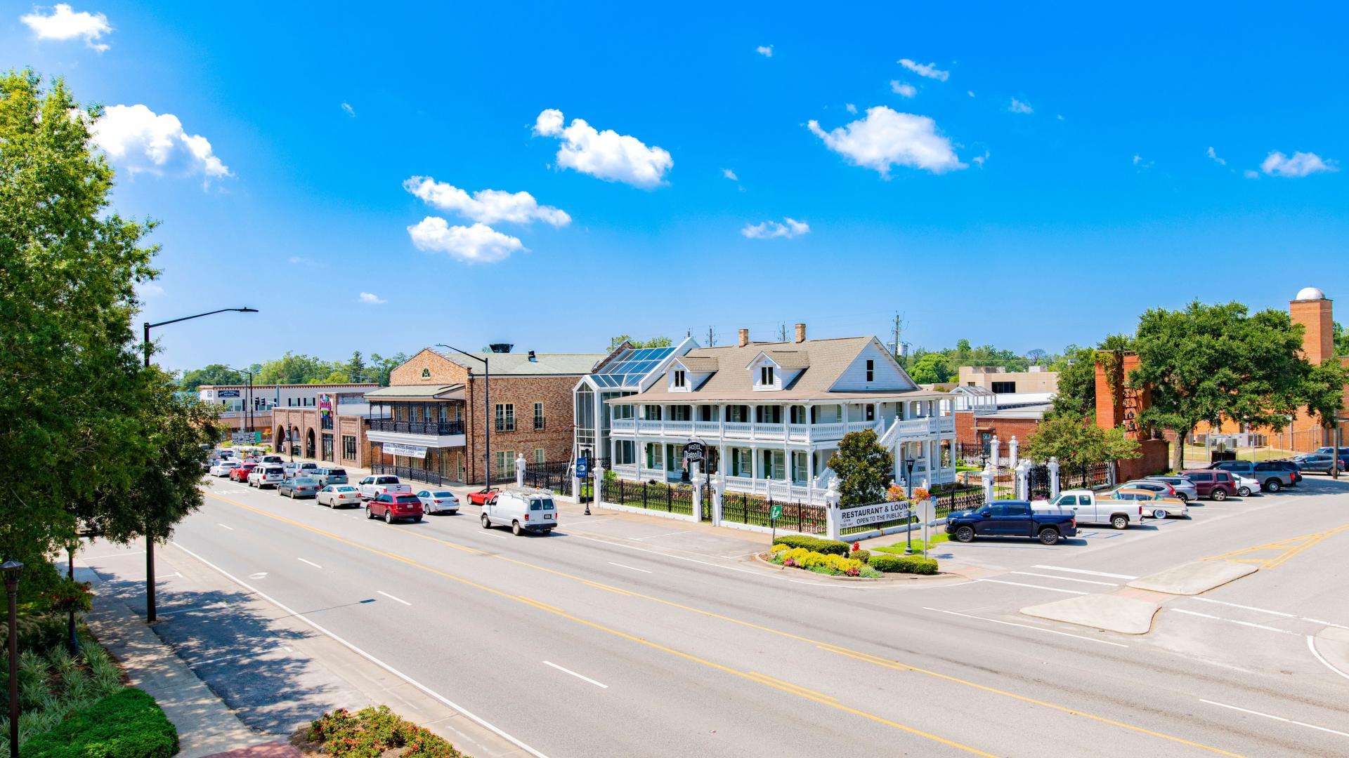 With over 15 restaurants, from breweries, sweets, pizza to gyros, go to Foley Mainstreet for dinner.