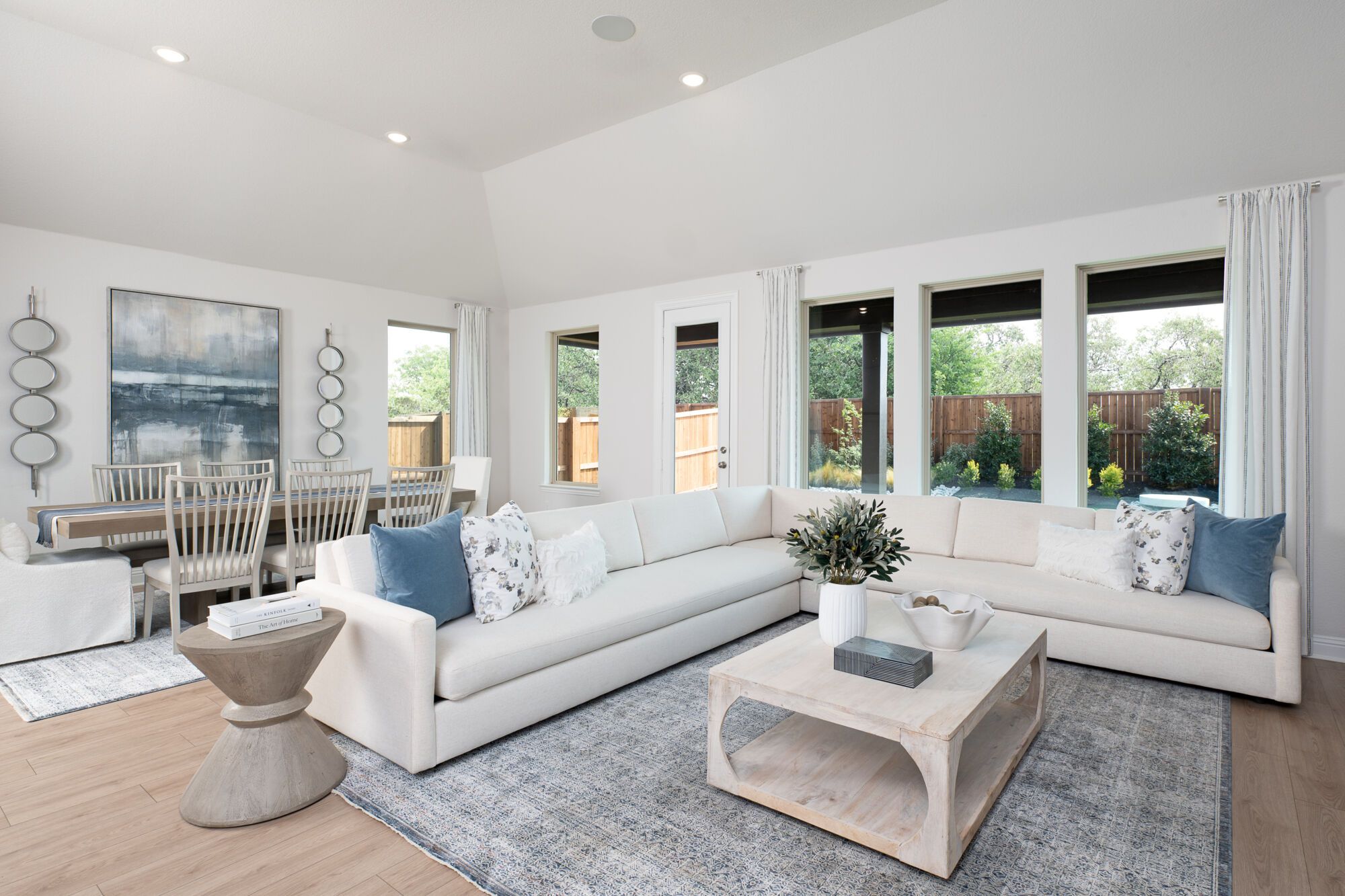 Photo representation of the Isabela model. Colors, finishes and options will vary.