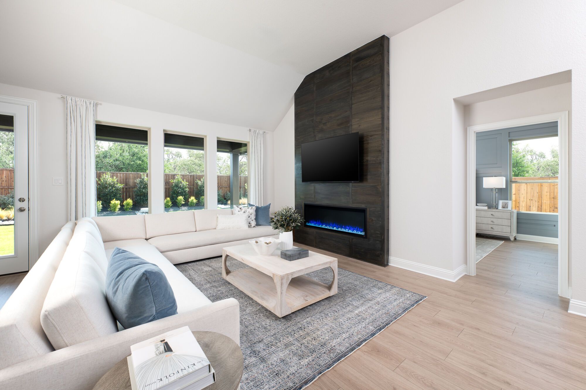 Photo representation of the Isabela model. Colors, finishes and options will vary.
