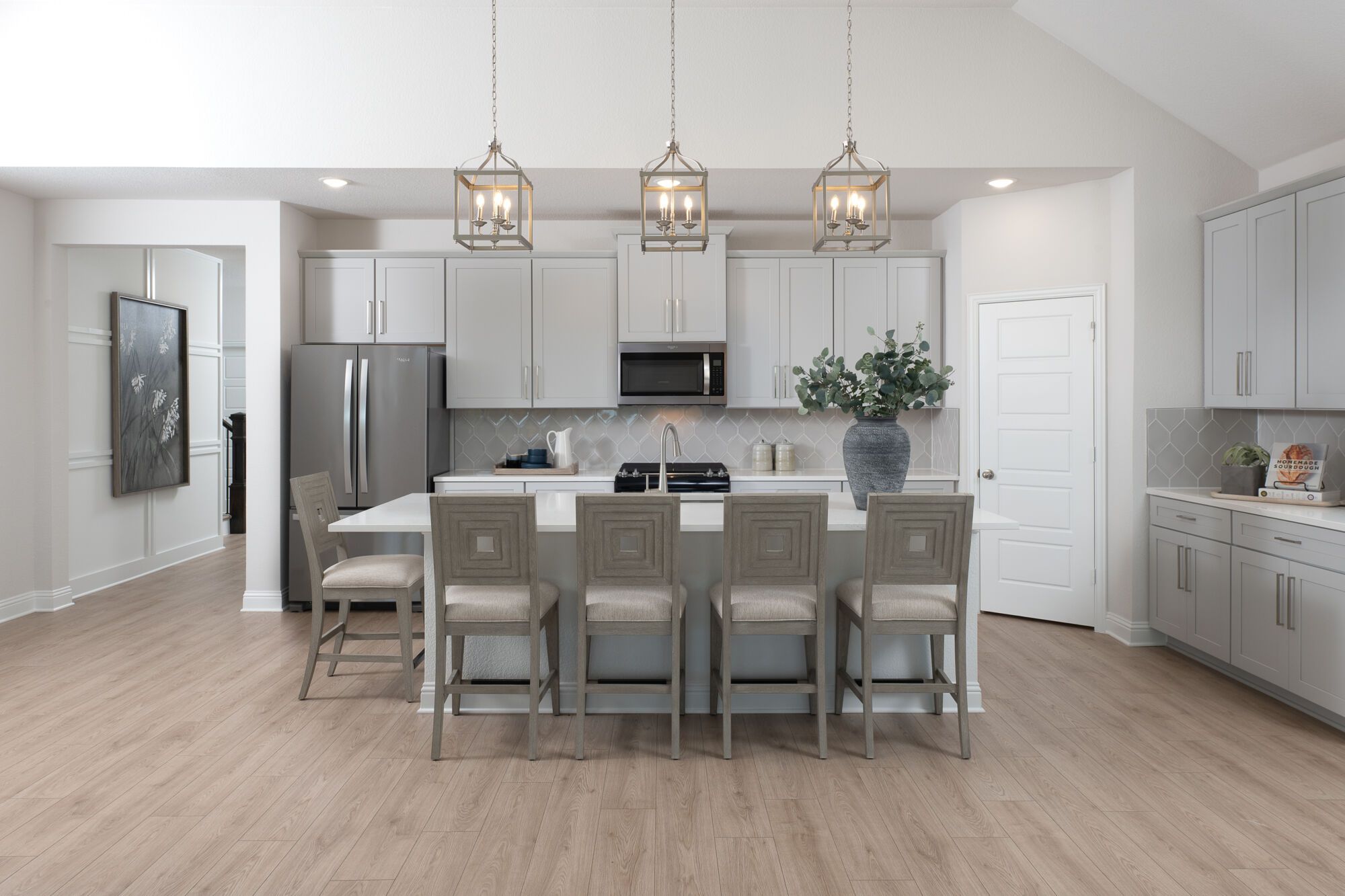 Photo representation of the Isabela model. Colors, finishes and options will vary.