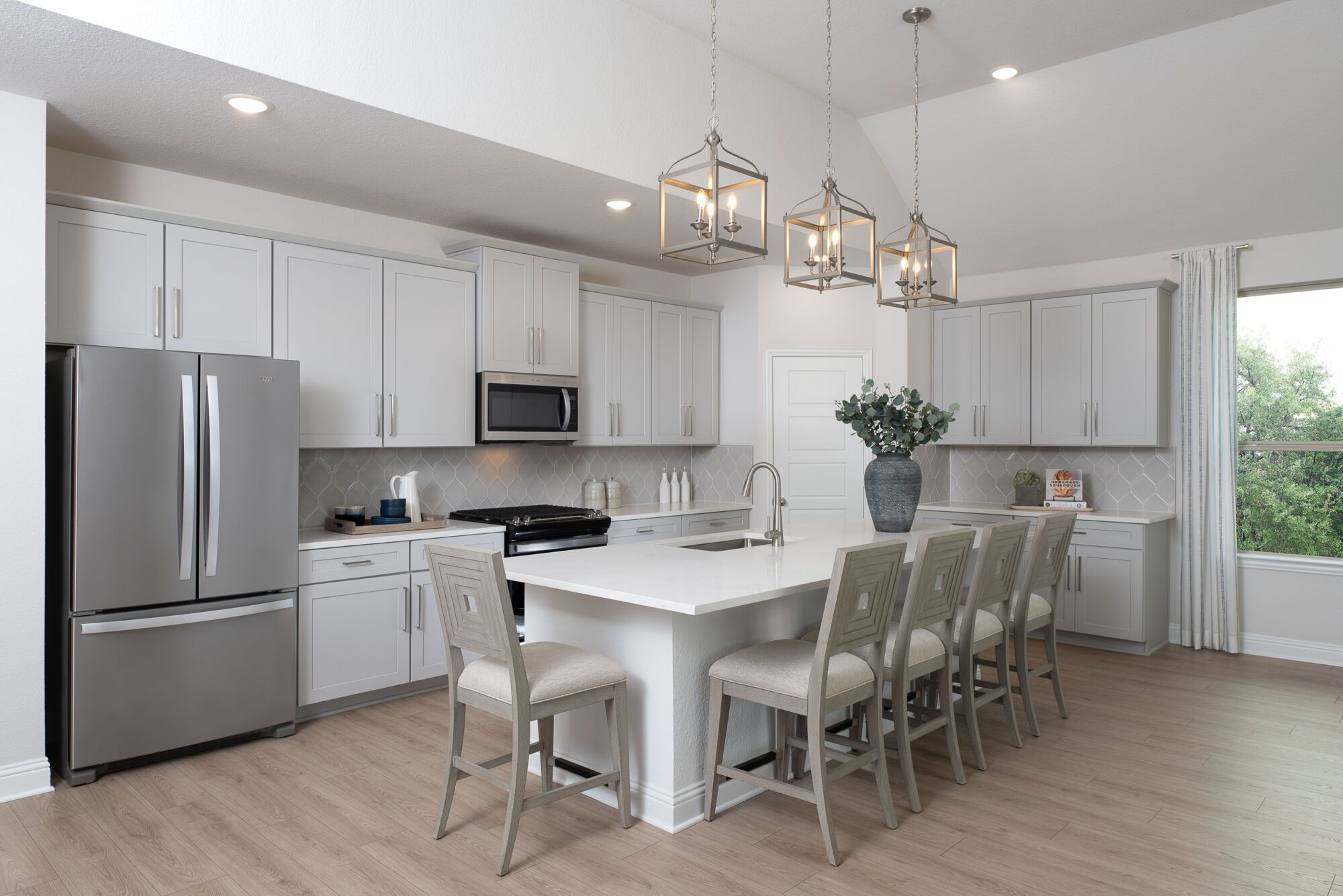 Photo representation of the Isabela model. Colors, finishes and options will vary.