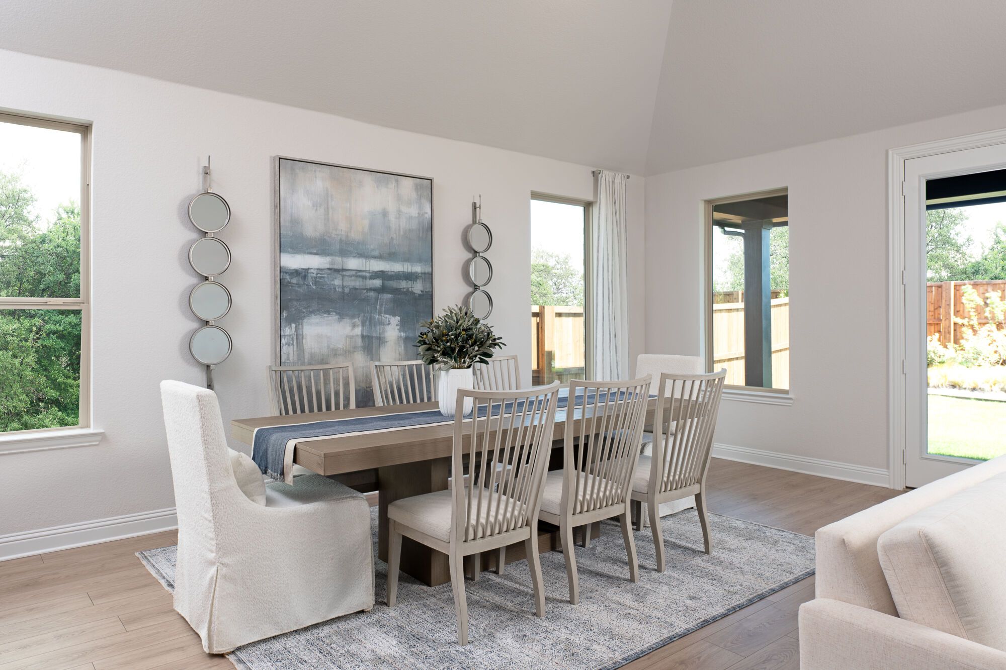 Photo representation of the Isabela model. Colors, finishes and options will vary.