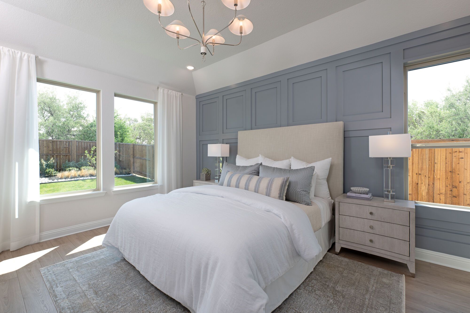 Photo representation of the Isabela model. Colors, finishes and options will vary.