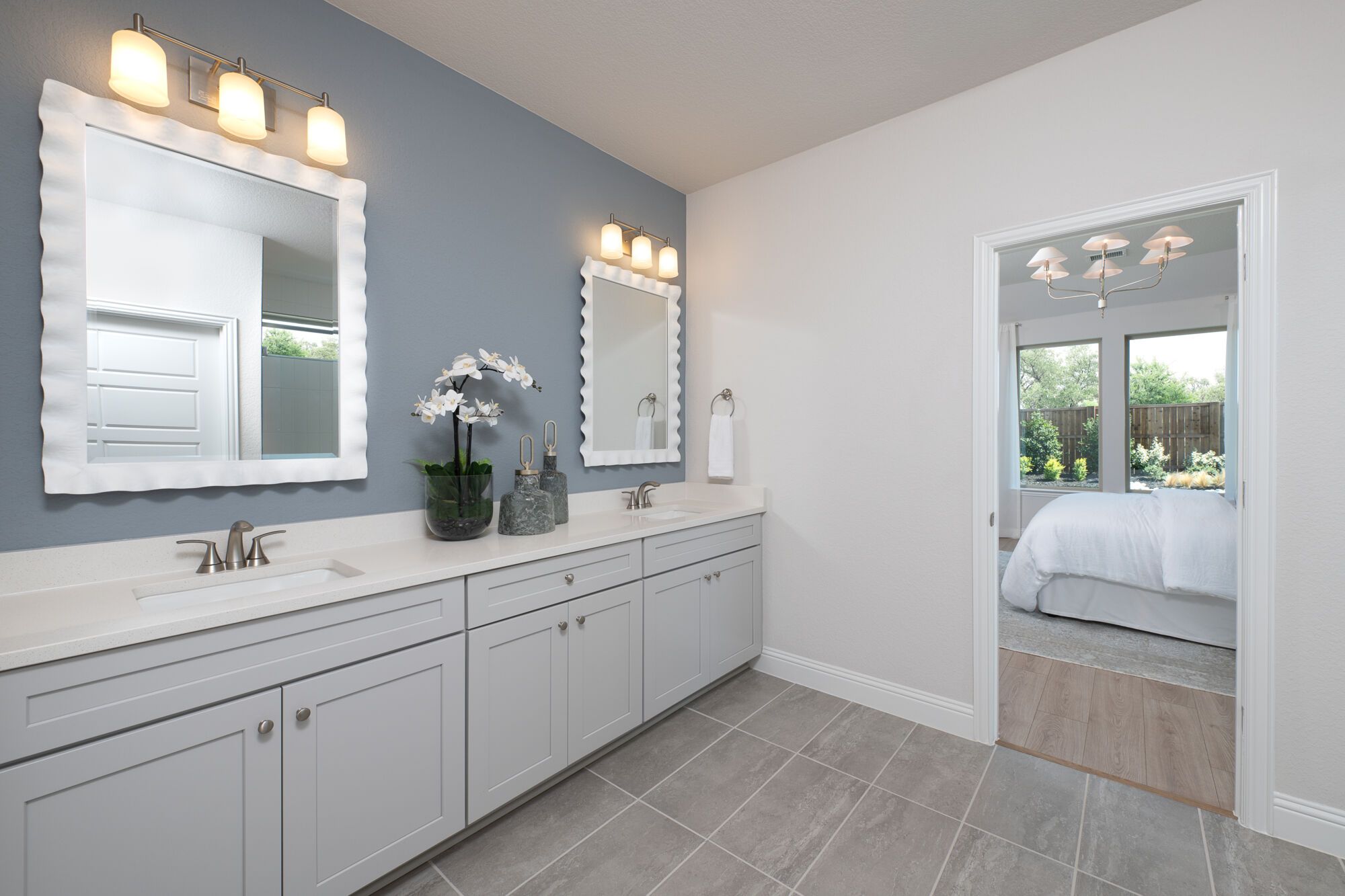Photo representation of the Isabela model. Colors, finishes and options will vary.