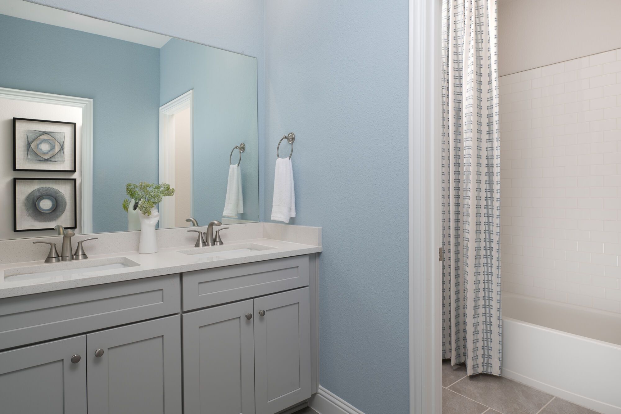 Photo representation of the Isabela model. Colors, finishes and options will vary.