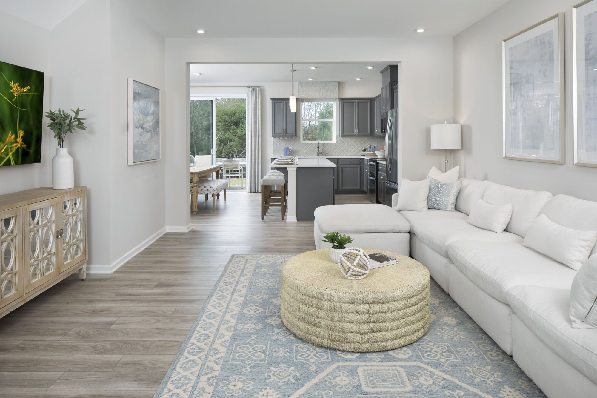 Photo representation of the Amira plan. Colors, finishes and options will vary.