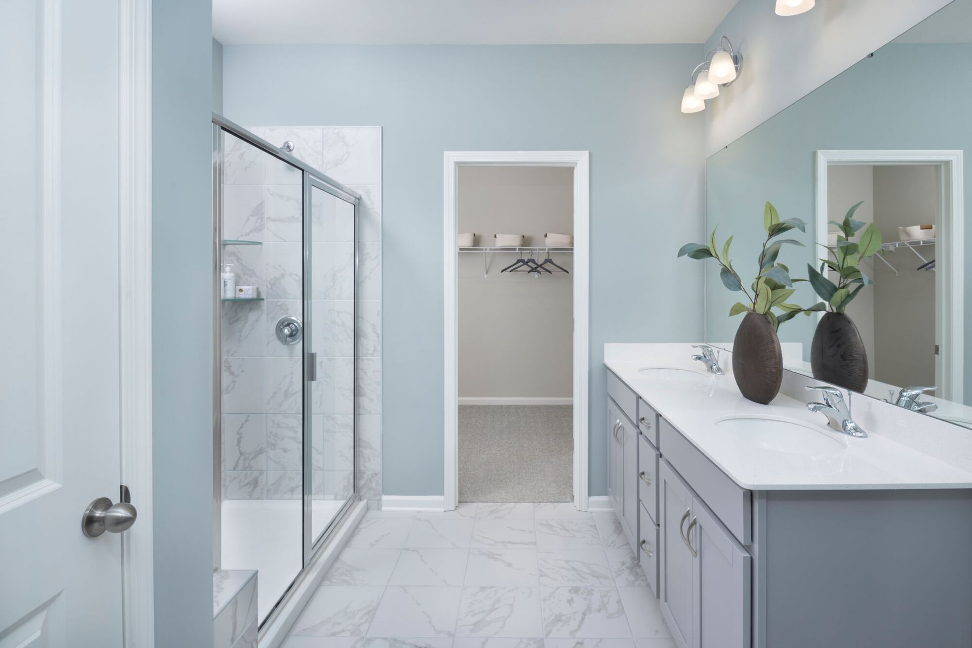 Appalachian model owner's full bath.
