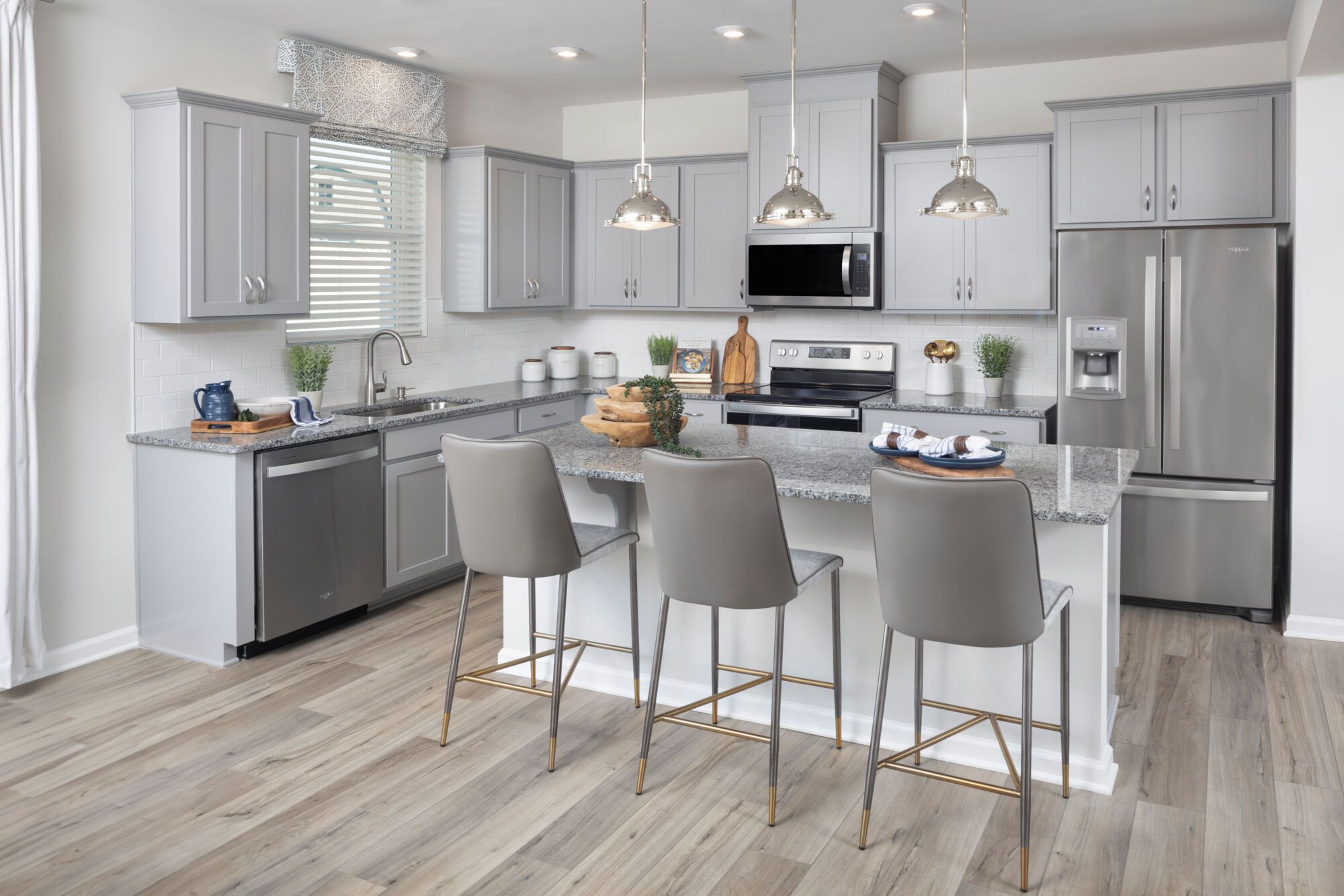 Photo representation of the Amira End plan. Colors, finishes and options will vary.