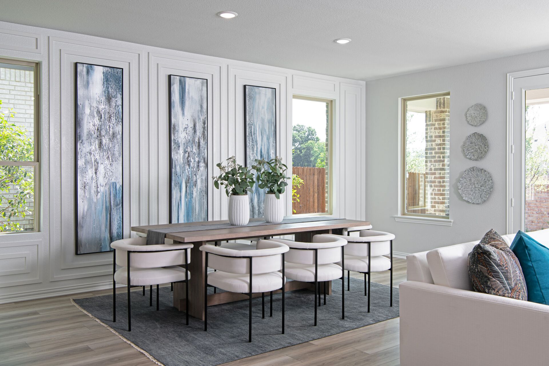 Photo representation of the Isabela model. Colors, finishes and options will vary.