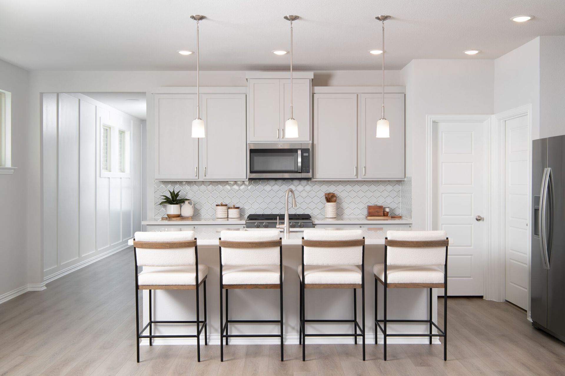 Photo representation of the Linwood model. Colors, finishes and options will vary.