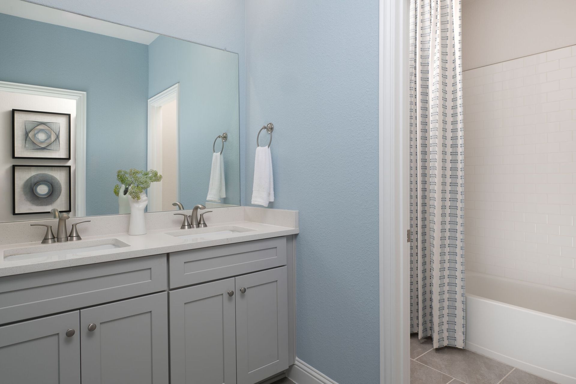Photo representation of the Isabela model. Colors, finishes and options will vary.