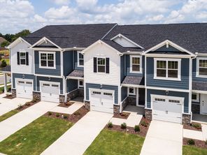 17 Silver Pine Dr (Aurora)