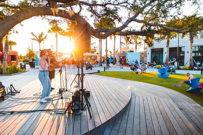 Live music at Downtown Wellen
