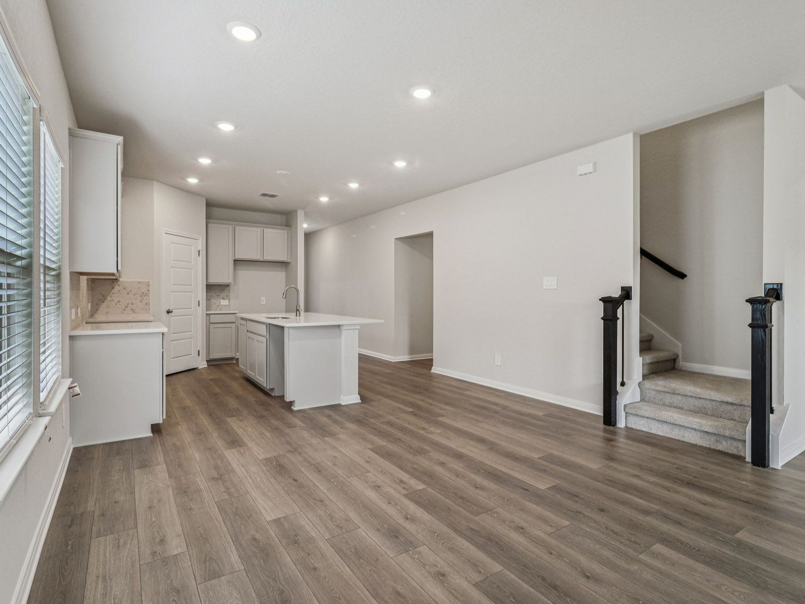 Living &amp; Kitchen
