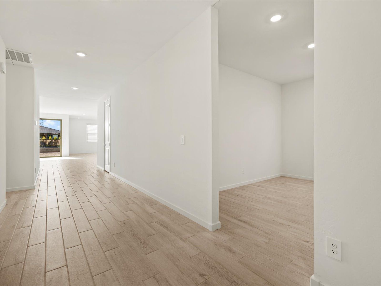 PHX_Paloma-Creek_Hallway_15985-W-Desert-Spoon-Dr