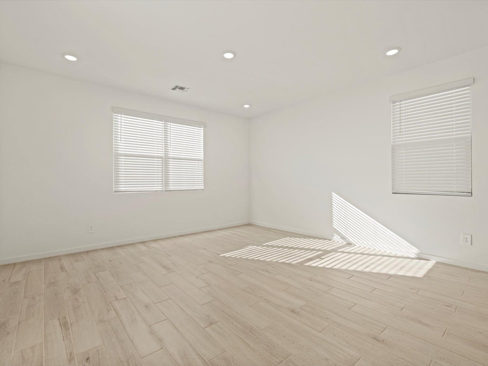 PHX_Paloma-Creek_Living-Area_15985-W-Desert-Spoon-Dr