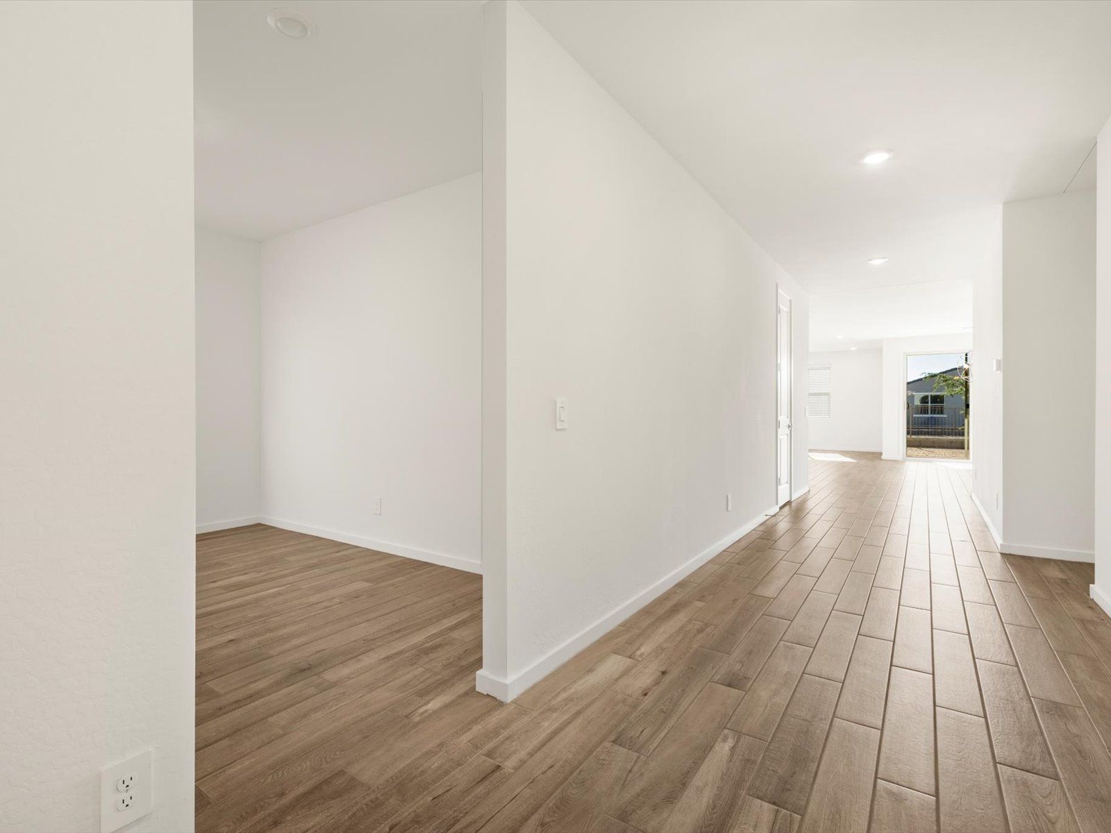 PHX_Paloma-Creek_Hallway_15981-W-Desert-Spoon-Dr