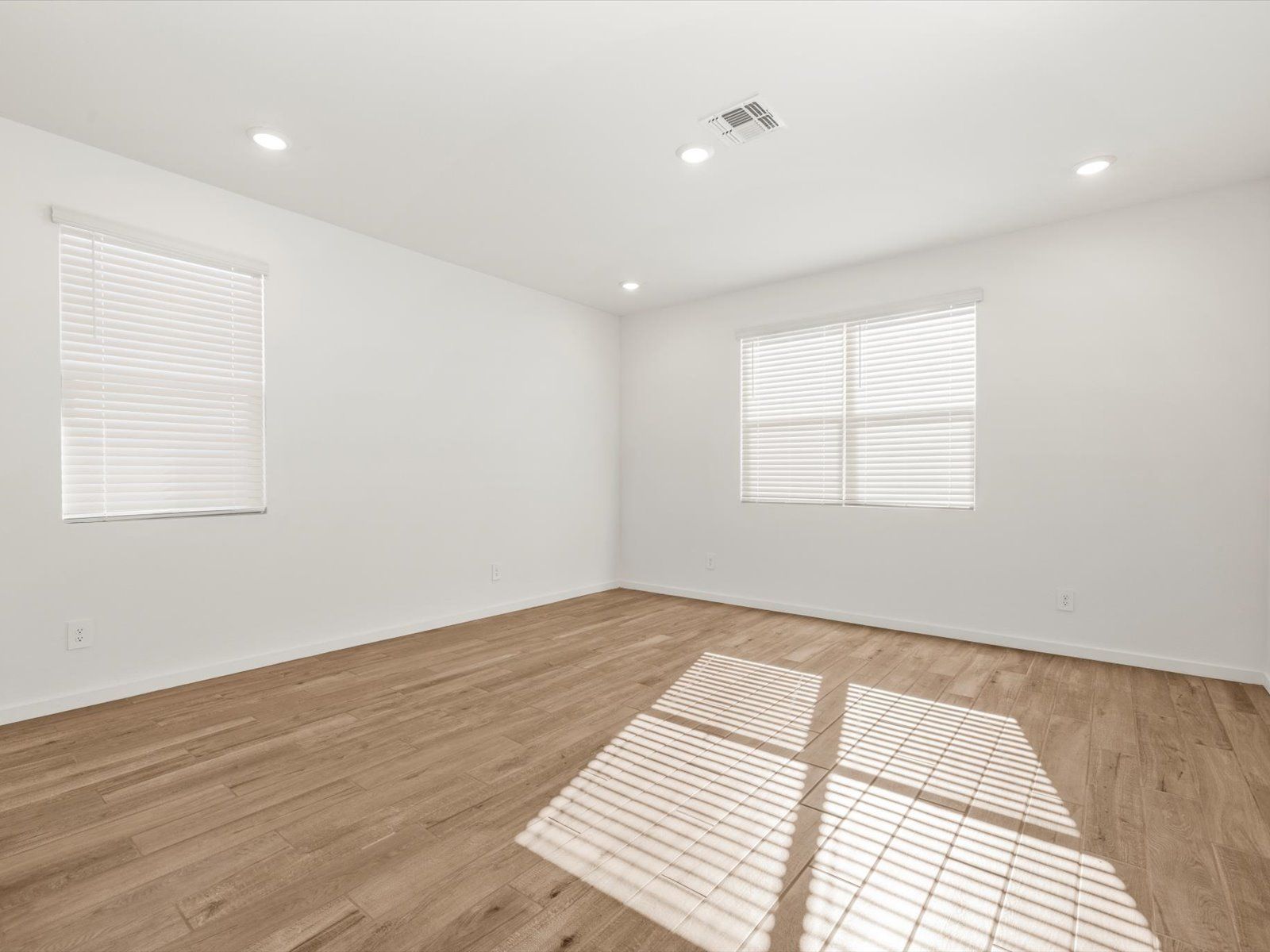PHX_Paloma-Creek_Living-Area_15981-W-Desert-Spoon-Dr
