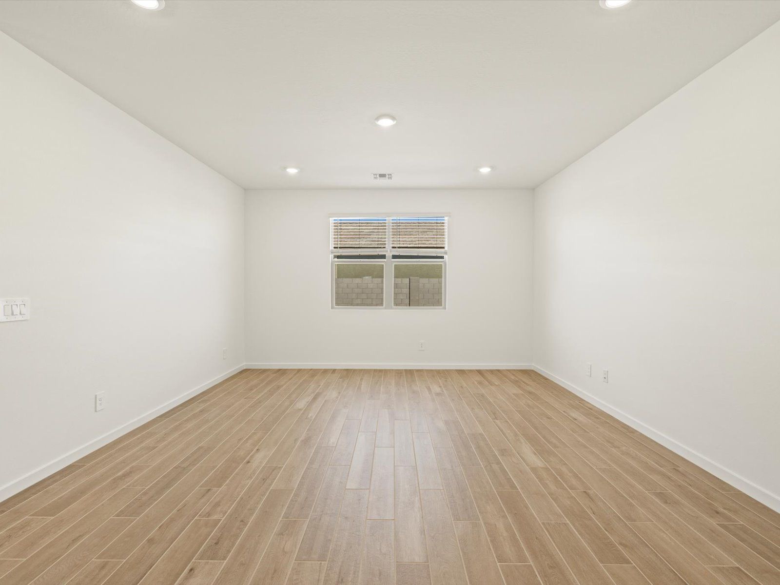 PHX_Paloma-Creek_Living-Area_16082-W-Desert-Spoon-Dr