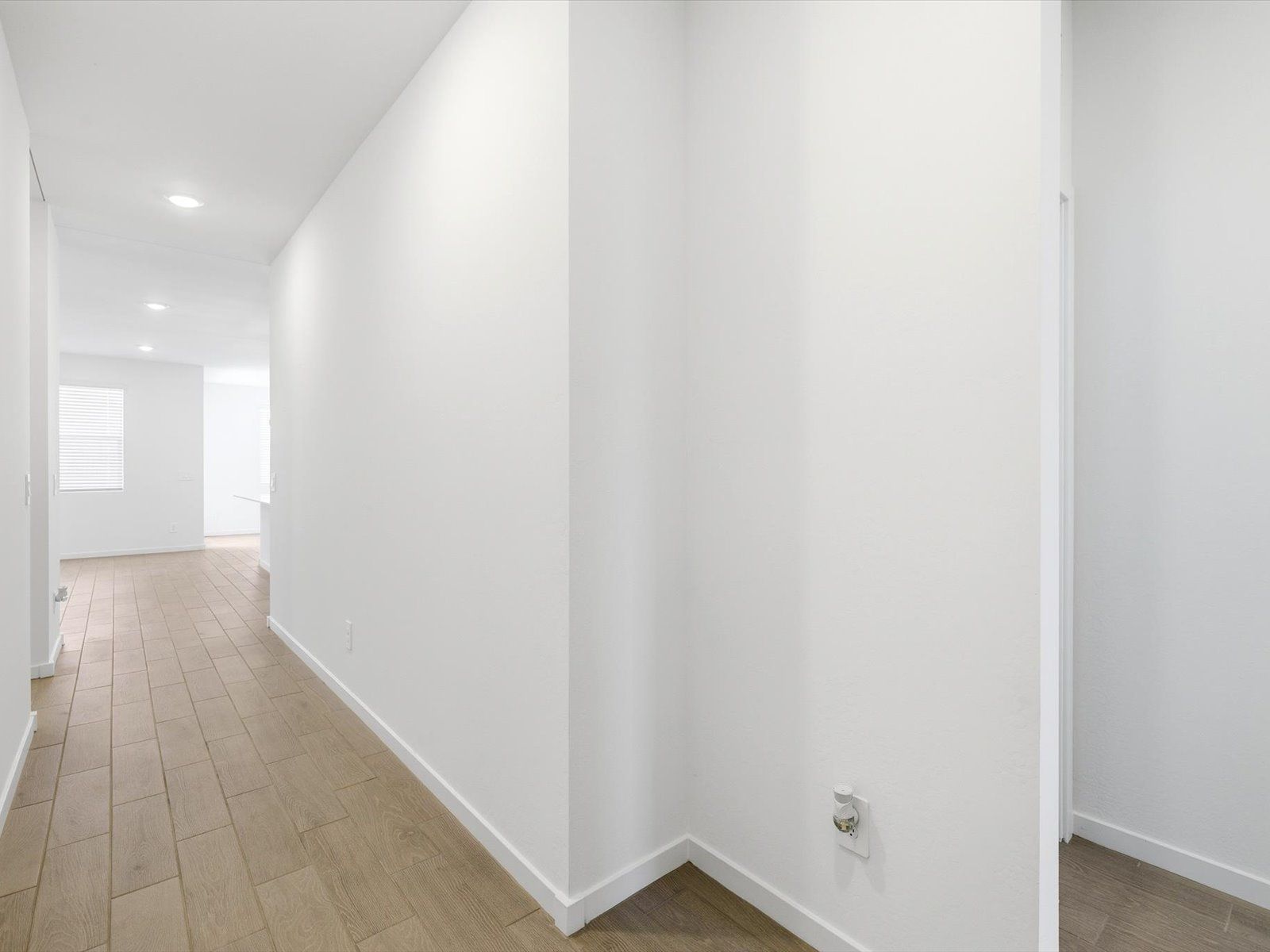 PHX_Bella-Vista-Farms_Holly_Hallway_C_32984-N-Vineyard-Ave