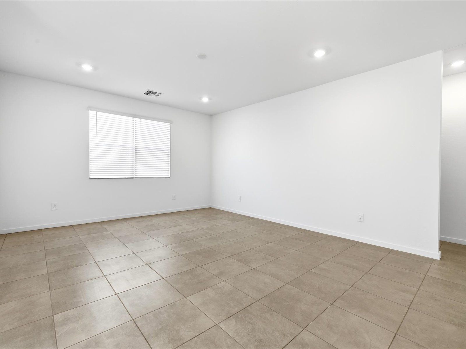 PHX_Allure-Vista_Living-Area_24442-Grove-St