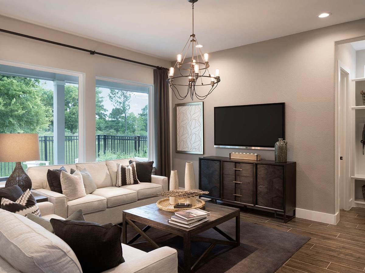 Retreat (2038) Living room