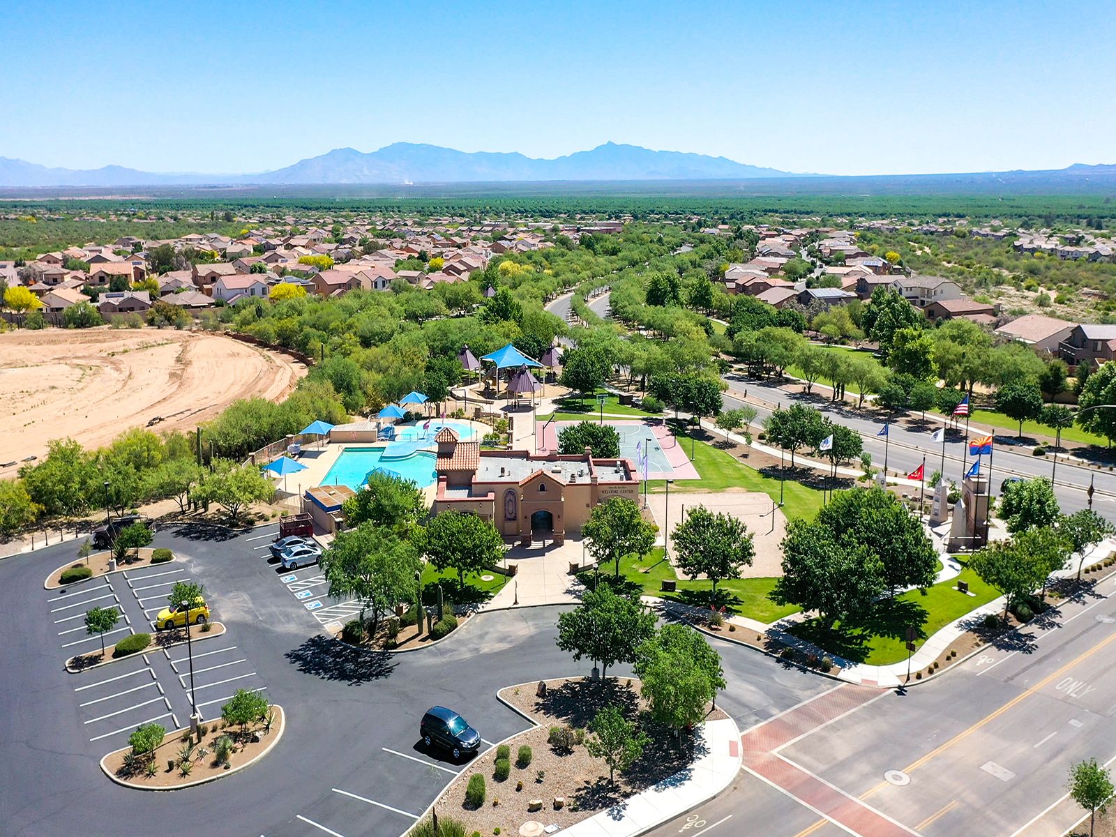 Enjoy access to extensive amenities including access to the clubhouse, a splash pad, three pools, and a safari park.