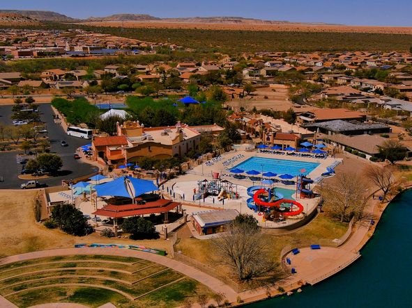 Enjoy access to extensive amenities including access to the clubhouse, a splash pad, three pools, and a safari park.