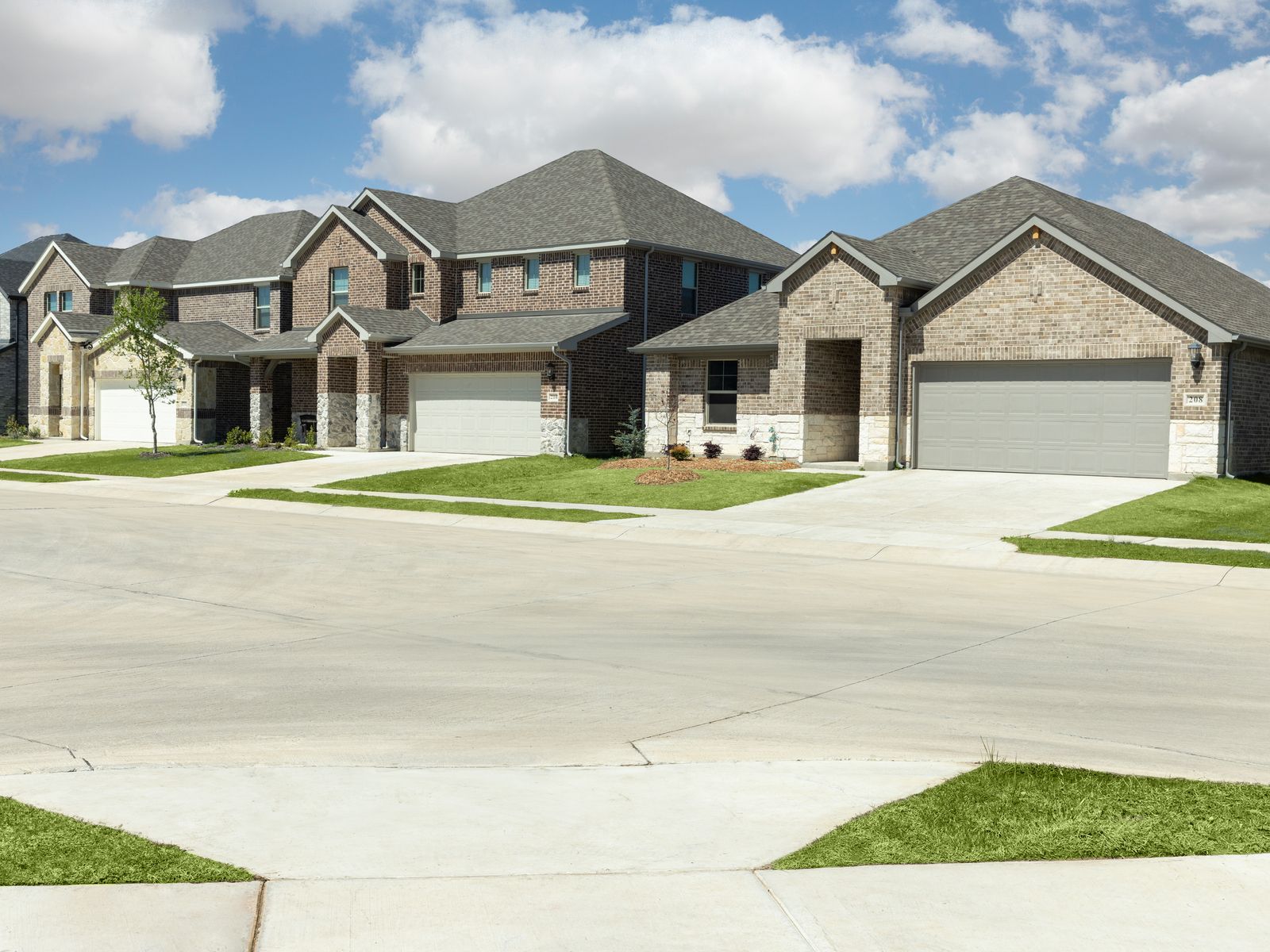 DFW_Eastridge_Signature Series_50' product_Exterior_Streetscape_001_print.jpg