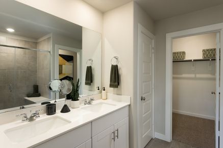 HOU_Mavera_347_Pinnacle_Primary Bathroom_16210AspenCrest_Model.jpg
