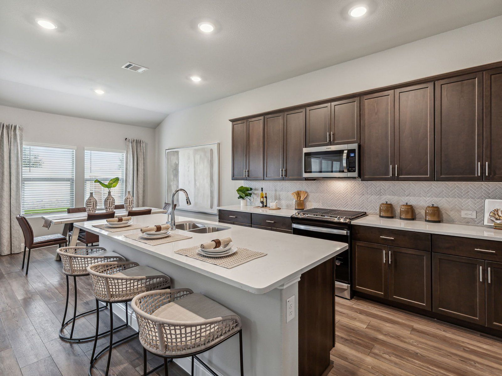 With a specious kitchen and large prep space, making meals has never been so easy.