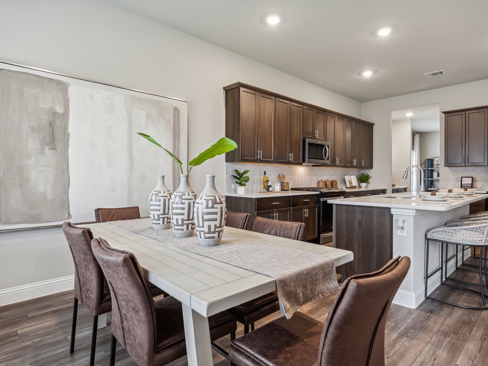 With a specious kitchen and large prep space, making meals has never been so easy.