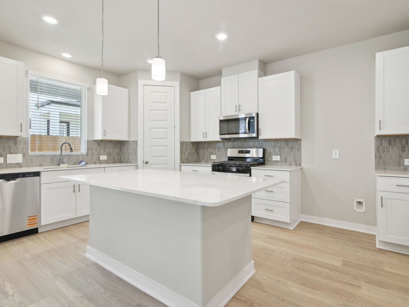 10-custom-Houston - Spring Brook Village - 10027 Rustic Charm St, Houston, TX 77080 - 010.jpg