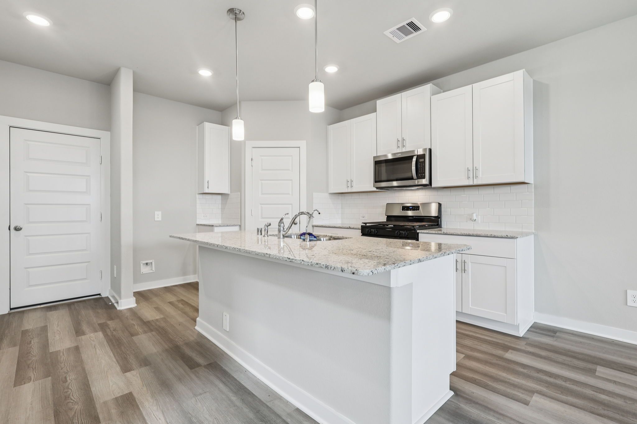 9-web-or-mls-Houston - Kemah Crossing - 2155 Beachcomber Dr Kemah TX 77565 - 007.jpg
