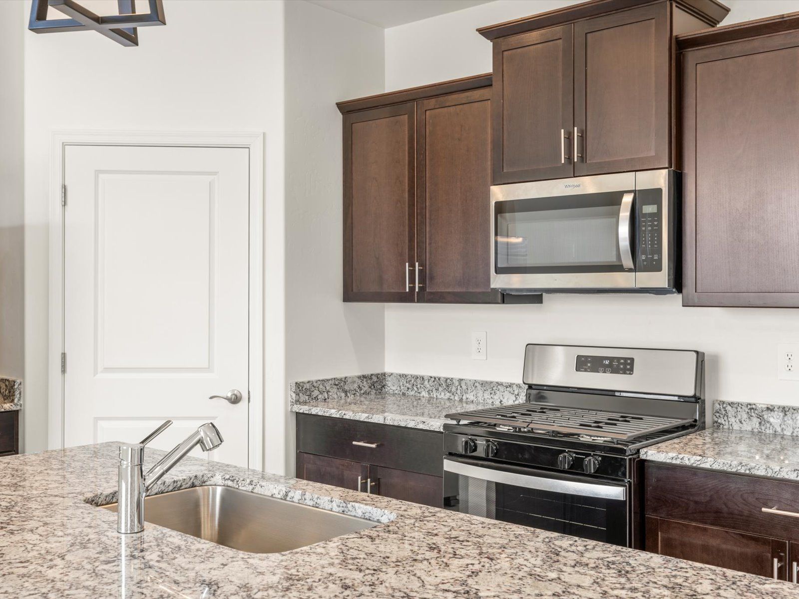 TUC_Valencia-Crossing_Revel_Kitchen_4852-E-Julian-Wash-Dr