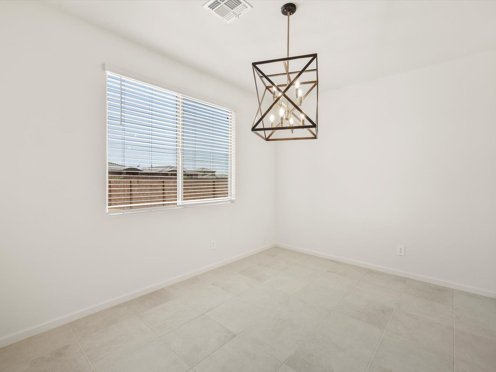 TUC_Valencia-Crossing_Revel_Dining-Area_4852-E-Julian-Wash-Dr