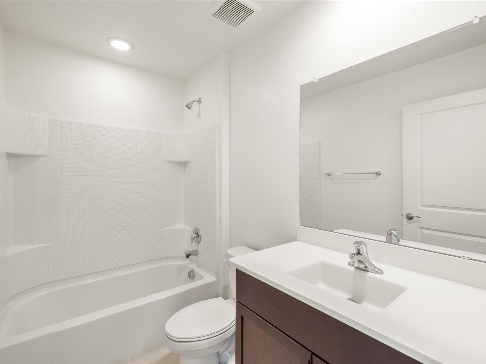 TUC_Valencia-Crossing_Revel_Bathroom_4852-E-Julian-Wash-Dr