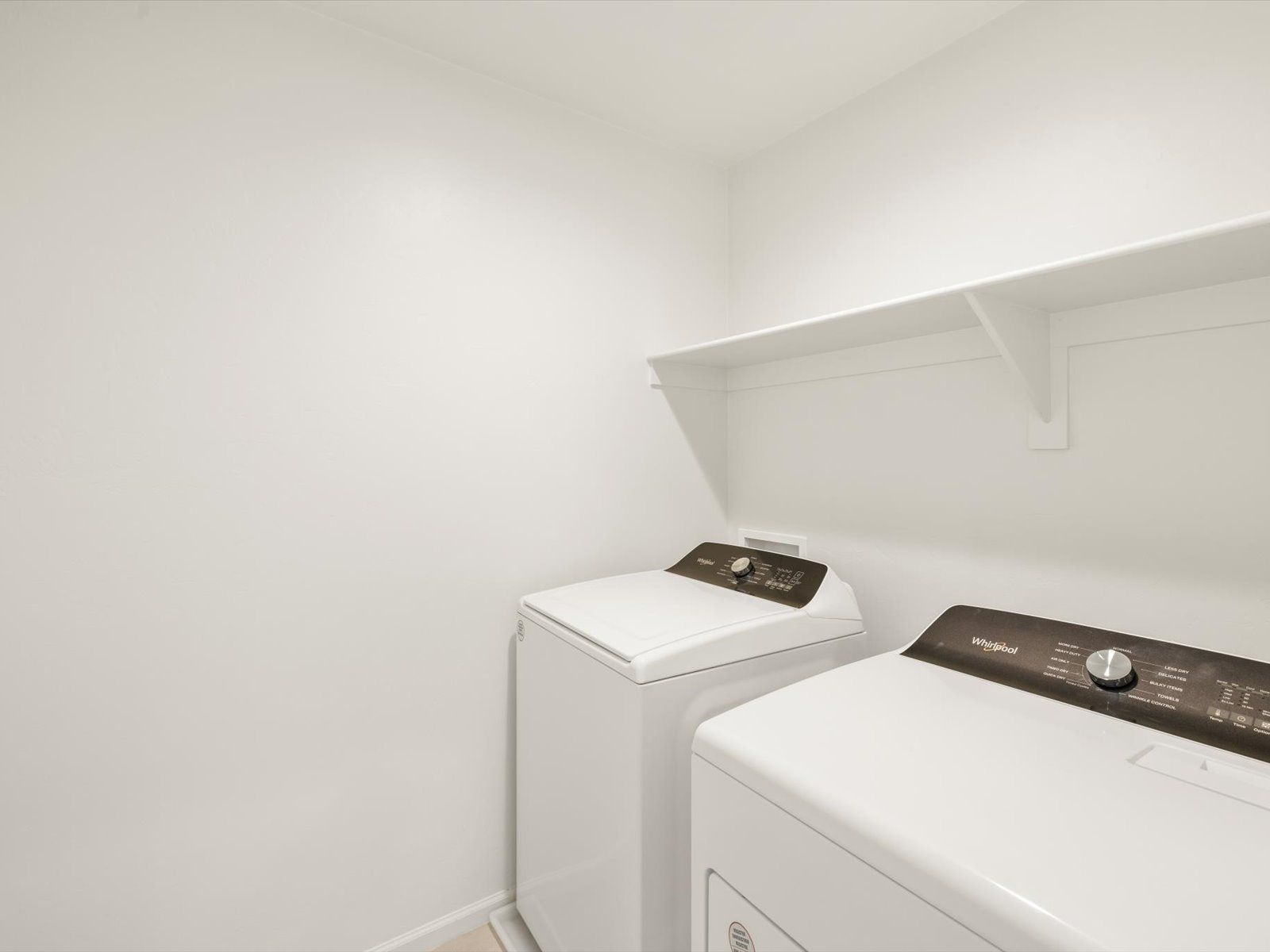 TUC_Valencia-Crossing_Revel_Laundry-Area_4852-E-Julian-Wash-Dr