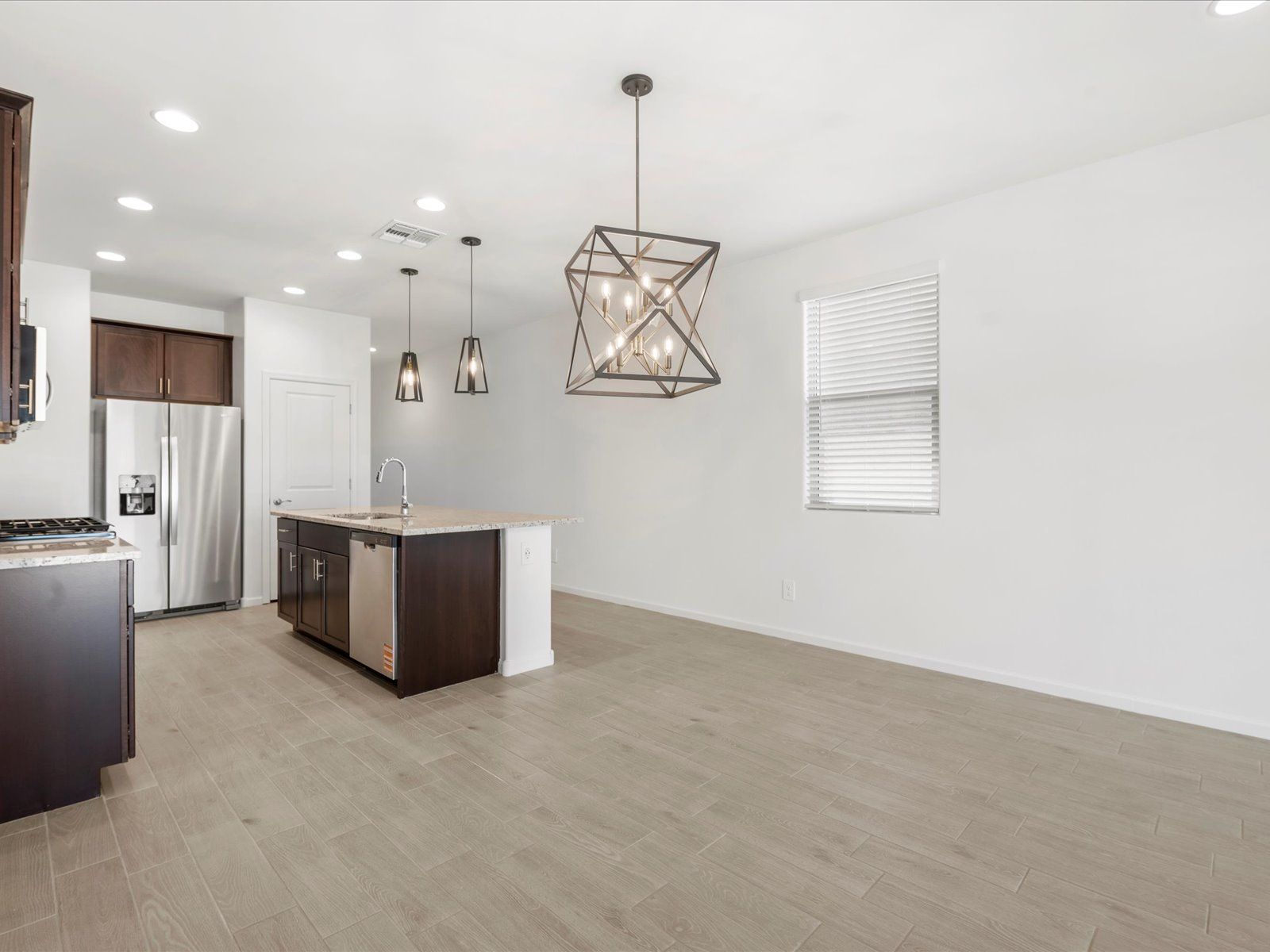 TUC_Fieldstone_1320-C_Dining-Area_10342-W-Granderson-St