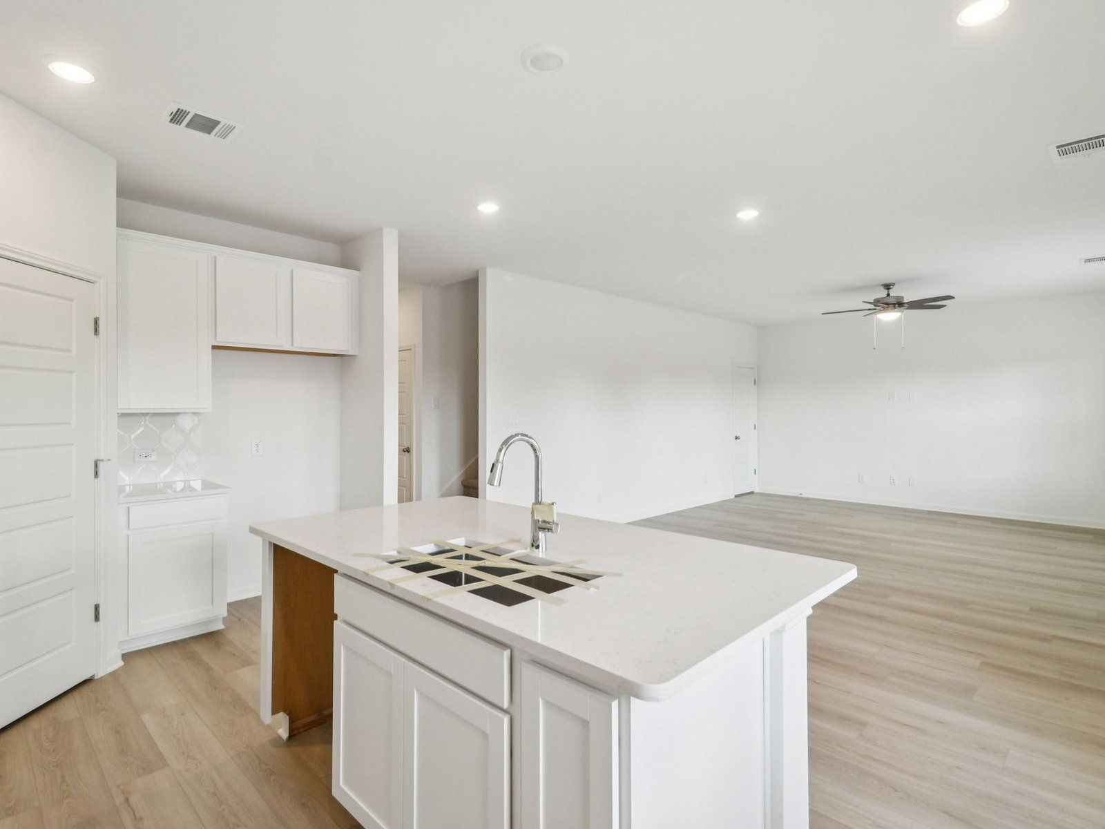 1305 Lydian Broom (The McCoy (860))