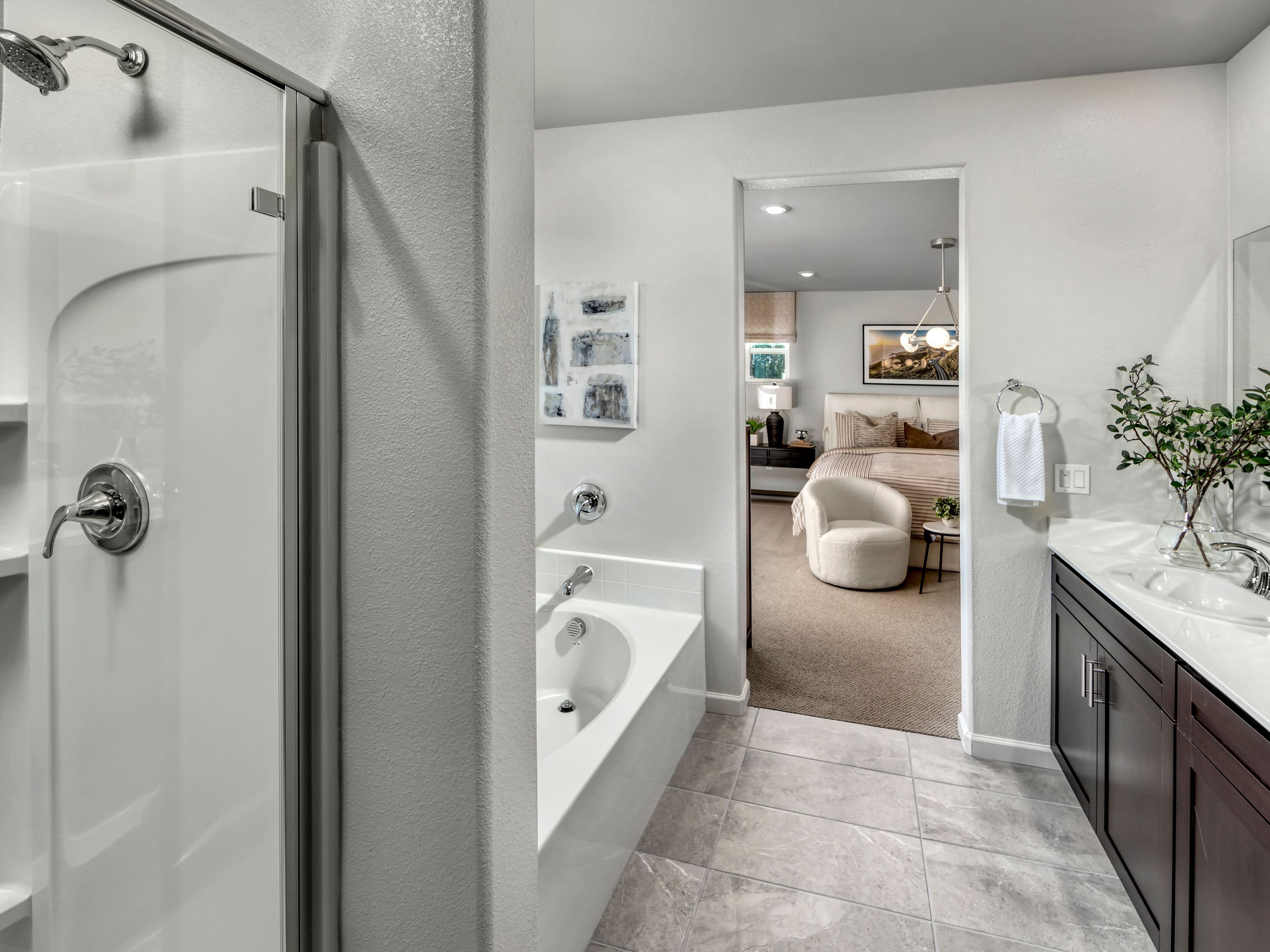 5-Piece primary bathroom suite of the Residence 4.
