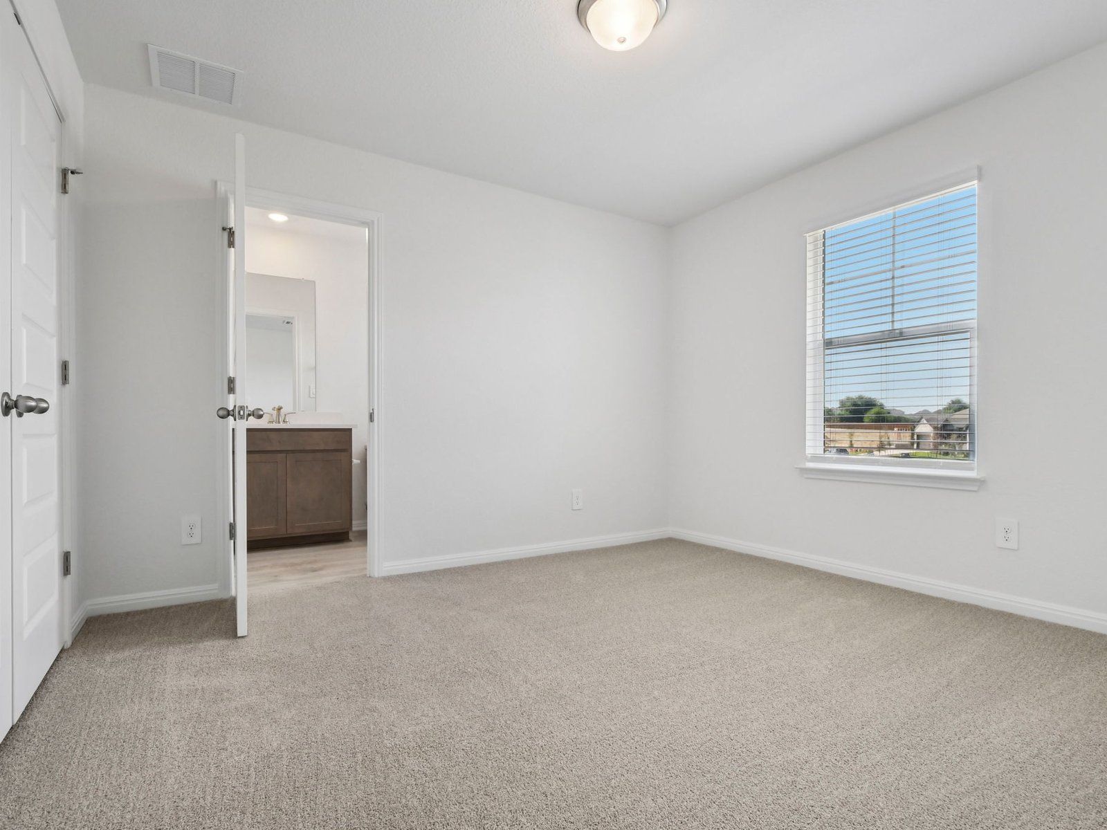 702 Universal Drive. Hutto, TX 78634